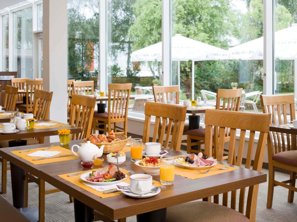 Restaurant and Breakfast